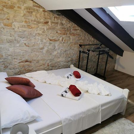 Loft Apartment Pula Bagian luar foto