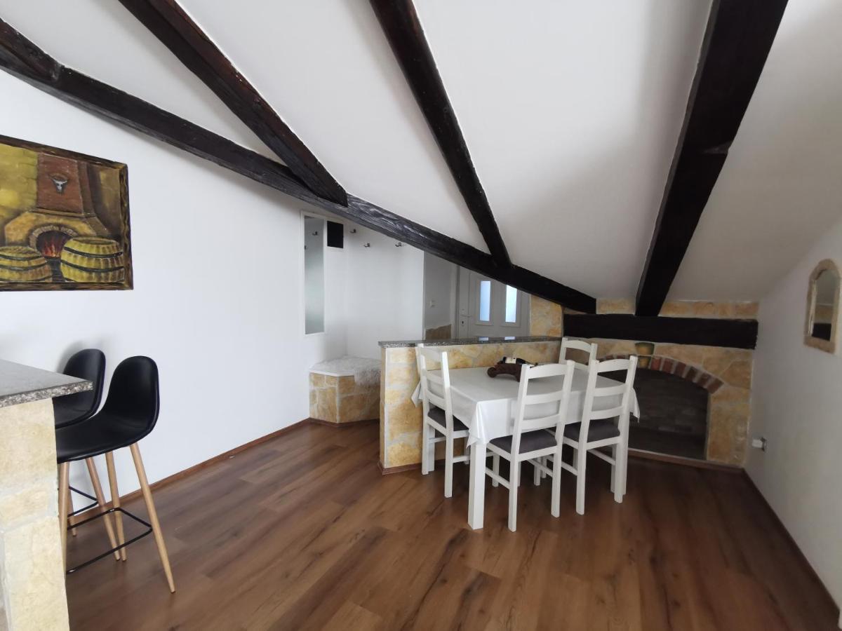 Loft Apartment Pula Bagian luar foto