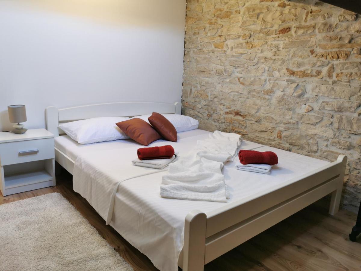 Loft Apartment Pula Bagian luar foto