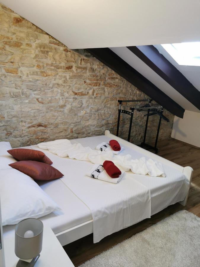 Loft Apartment Pula Bagian luar foto