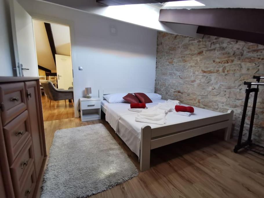 Loft Apartment Pula Bagian luar foto