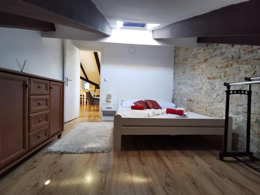 Loft Apartment Pula Bagian luar foto
