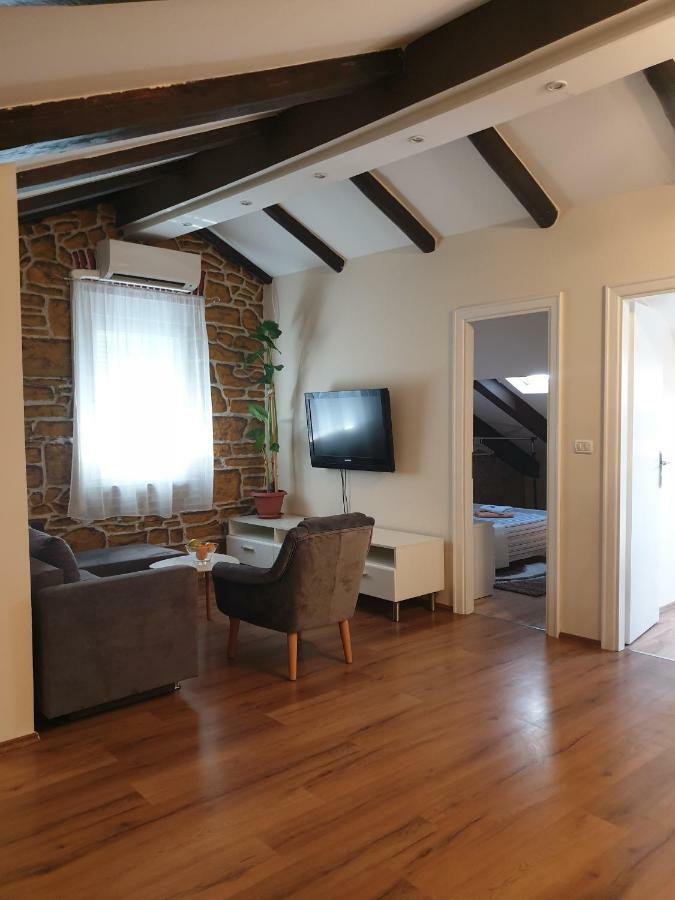 Loft Apartment Pula Bagian luar foto