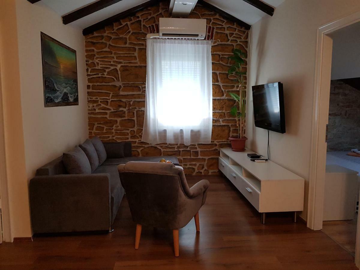 Loft Apartment Pula Bagian luar foto